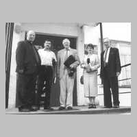 111-1013 Vor dem Buergermeisteramt in Wehlau. Von rechts Buergermeister Rombach, Dolmetscherin und Joachim Rudat..jpg